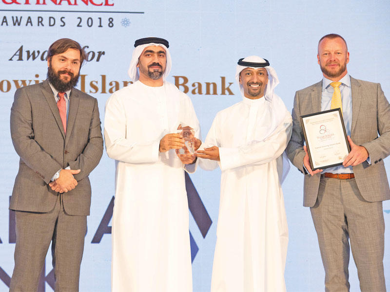 خلال تسلم إحدى الجوائز