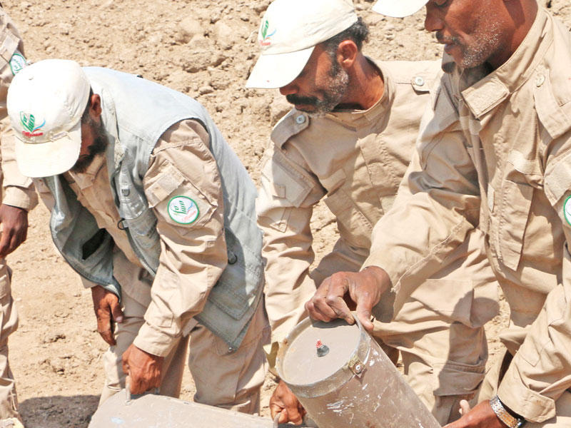 عناصر موالية لحكومة هادي تجمع ألغاما تم تفكيكها بمدينة الحديدة أمس الأول (إي بي أيه)