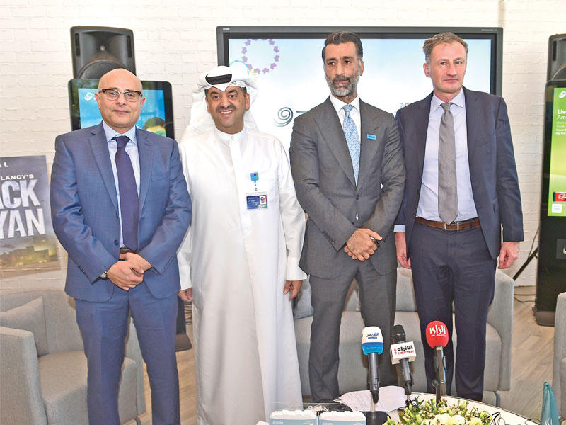 وليد الخشتي ومشعل محمد مع مسؤولي شركة Amazon