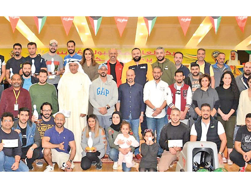 موظفو البنك خلال بطولة البولينغ