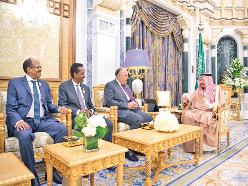 الملك سلمان مجتمعا بممثلي دول البحر الأحمر وخليج عدن في الرياض أمس         (واس)
