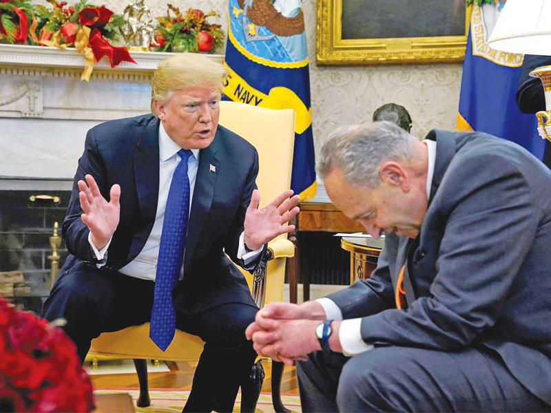 شومر يحني رأسه خلال استماعه إلى ترامب في البيت الأبيض أمس الأول (رويترز)