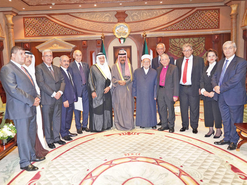 ولي العهد متوسطاً وفد «صندوق وقفية القدس» أمس