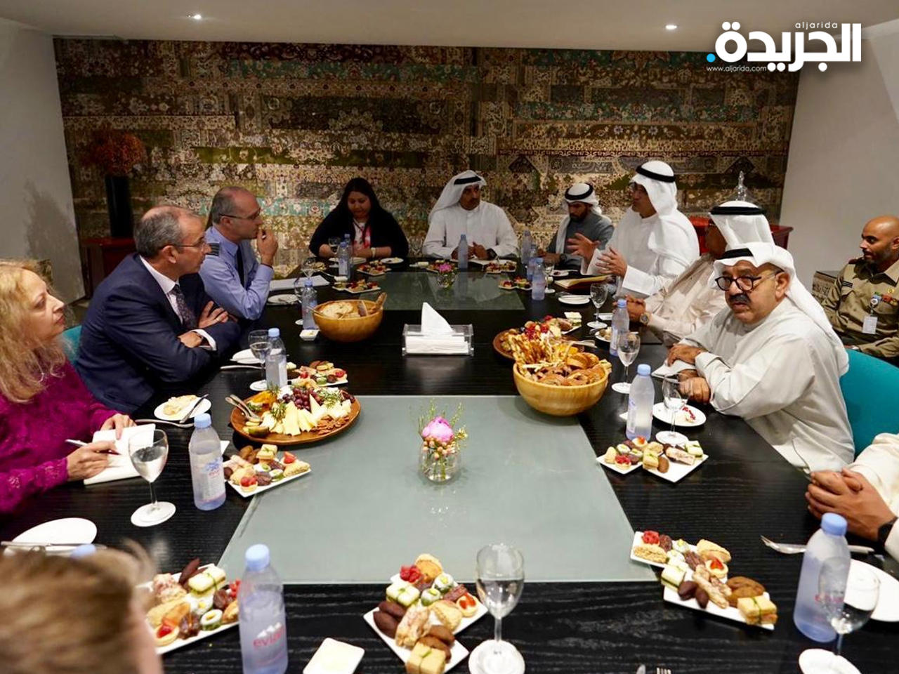 ناصر صباح الأحمد الصباح خلال لقائه مع سفير المملكة المتحدة مايكل دافنبورت