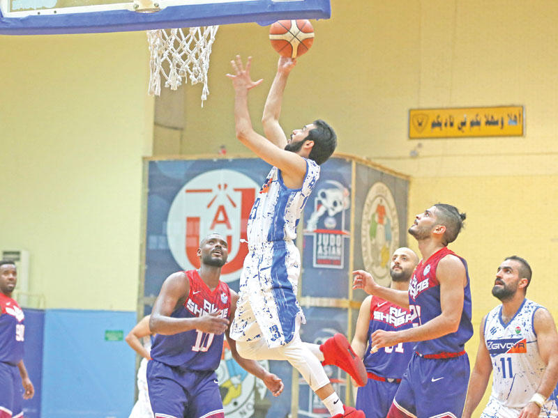 تألق لاعبي الجهراء تحت سلة الشباب (تصوير جورج رجي)