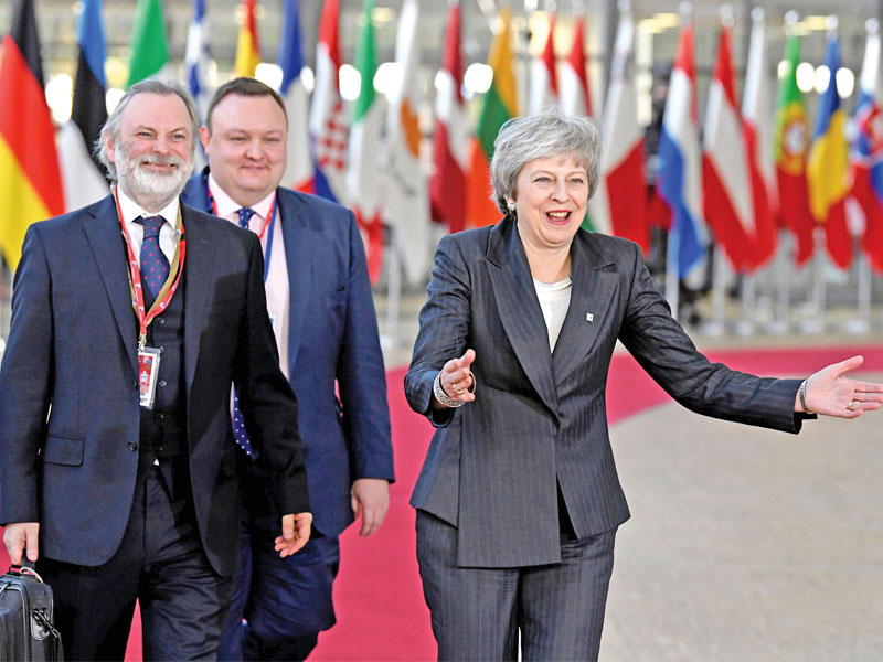 تيريزا ماي لدى وصولها إلى مقر القمة الأوروبية في بروكسل أمس    (رويترز)