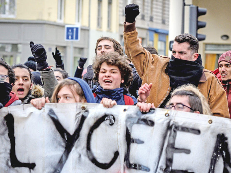  طلاب مدارس ثانوية يتظاهرون احتجاجاً على الإصلاحات التعليمية في مدينة ليون الفرنسية أمس                 (أ ف ب)