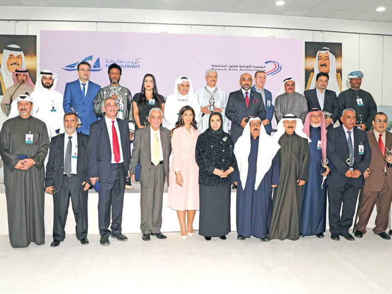 سعاد الصباح مع المشاركين في المعرض