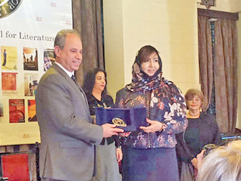 أميمة الخميس تتسلم جائزة نجيب محفوظn