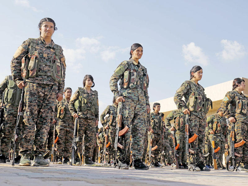 مقاتلات كرديات من «قسد» خلال عرض عسكري (أ ف ب)