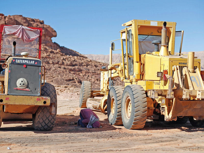 عامل يصلي بطريق يتم شقه قرب منتجع سانت كاترين السياحي في سيناء الثلاثاء الماضي (رويترز)