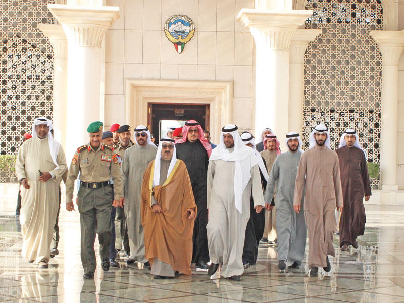 النائب الأول لدى مغادرته إلى الصين أمس