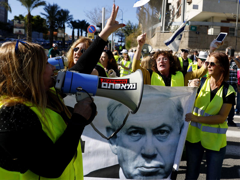 إسرائيليات ترتدين (السترات الصفراء) تندد بنتنياهو خلال احتجاجات على غلاء المعيشة في تل ابيب أمس  (أ ف ب)