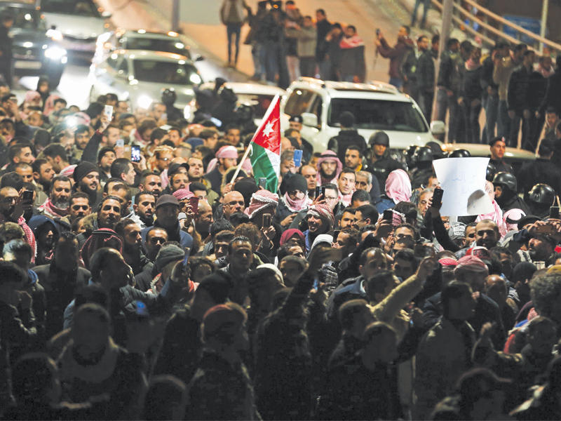 أردنيون يشاركون في وقفة احتجاجية في العاصمة عمان مساء أمس الأول   (ا ف ب)