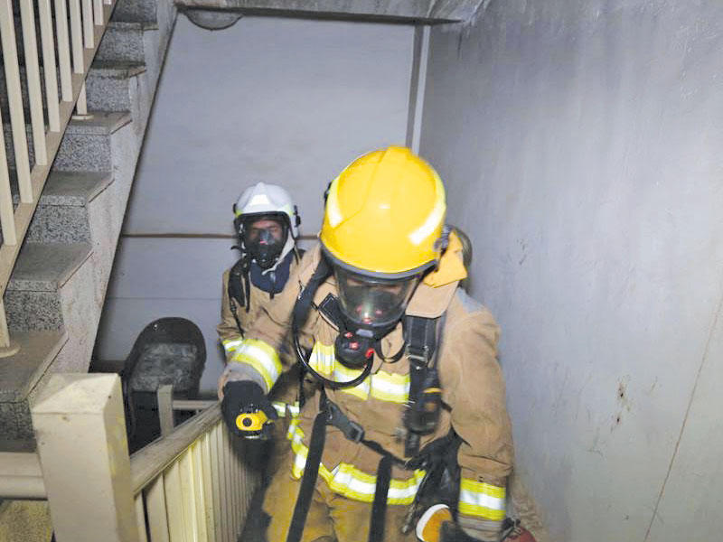 رجال الإطفاء يكافحون الحريق