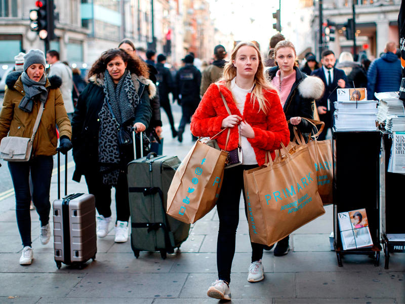 بريطانيات تتسوقّن استعداداً لموسم عيد الميلاد بشارع أوكسفورد في لندن أمس الأول (ا ف ب)