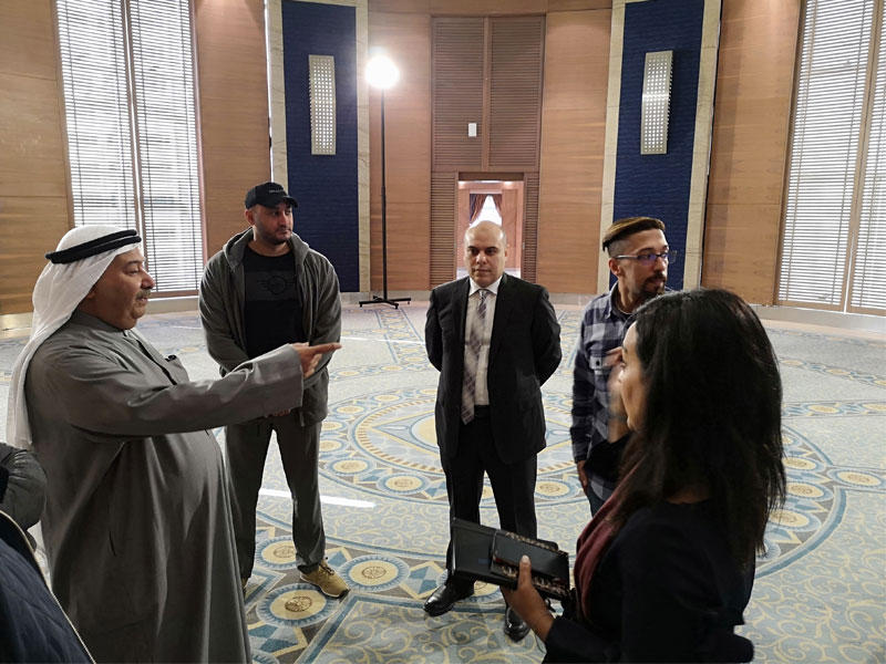 سفير الكويت لدى مصر محمد الذويخ خلال تفقده استعدادات السفارة للاحتفال بمرور 60 عاما على اصدار النسخة الأولى من مجلة (العربي)