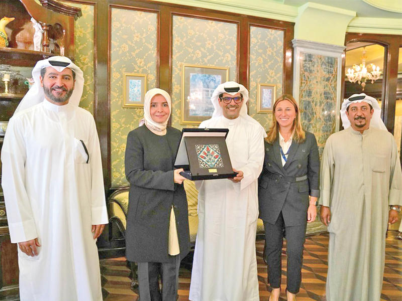 مازن الناهض متسلماً التكريم من سفيرة أنقرة بحضور المرزوق وأوزديمير ومحمد العمر