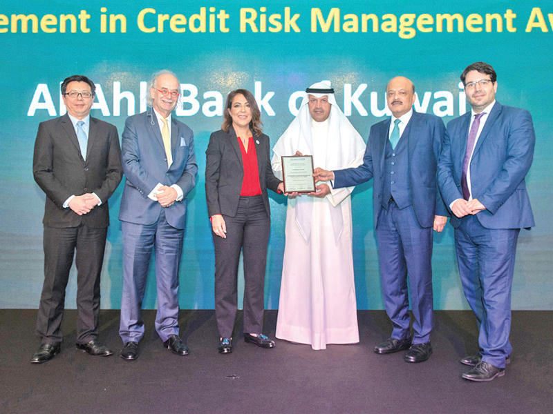 عبدالله السميط وجمال إقبال ولمياء النصار يتسلمون الجائزة