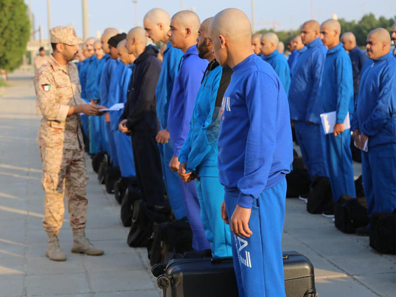 مجندون خلال التحاقهم بالخدمة أمس