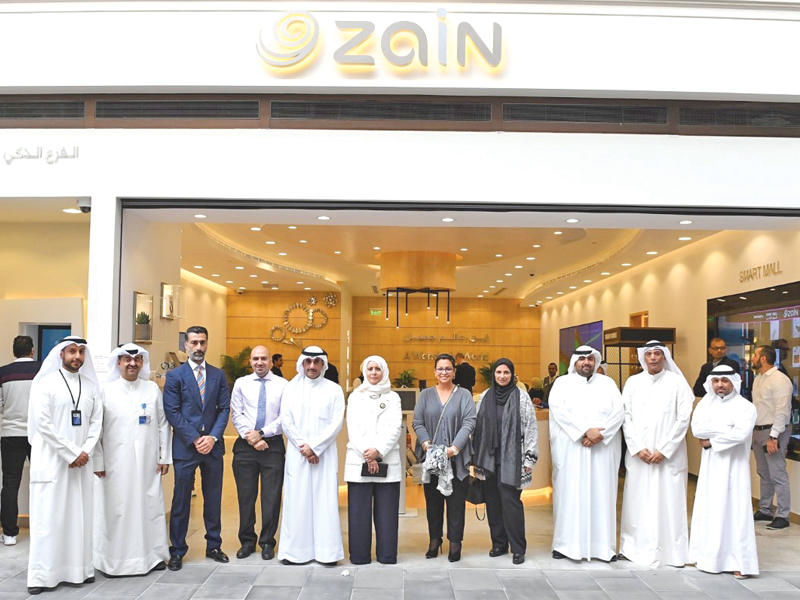 الروضان تتوسط الفهد والإدارة التنفيذية في «زين» خلال افتتاح الفرع الجديد