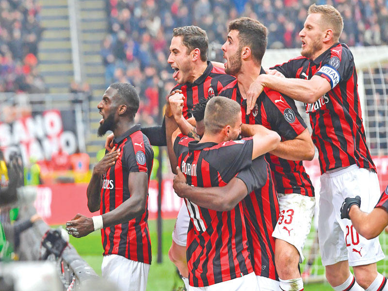 لاعبو ميلان يحتفلون في مناسبة سابقة 