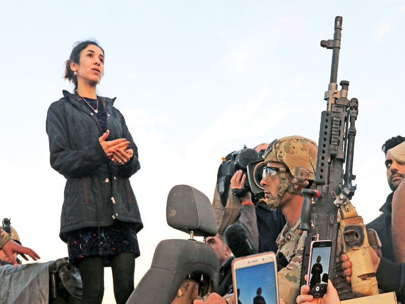 الناشطة الايزيدية الحائزة نوبل للسلام نادية مراد تلقي كلمة خلال زيارة أمس الأول لسنجار شمال العراق قرب الحدود مع سورية  (رويترز)