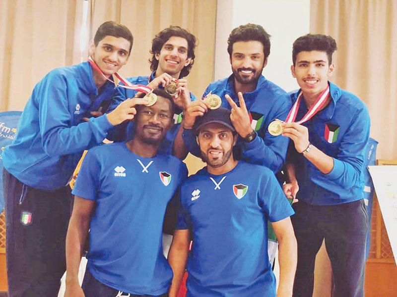 المنتخب الكويتي للمبارزة بالسيف عقب تتويجه بالبطولة العربية 