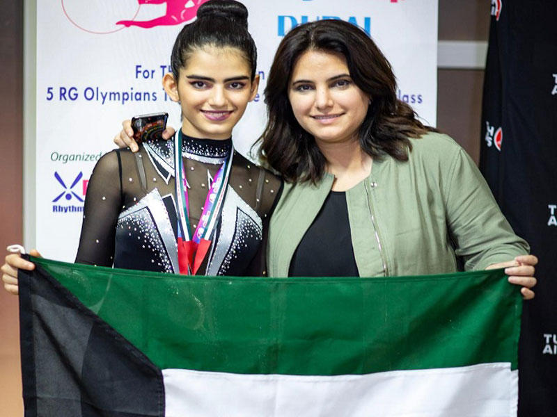 اللاعبة شيخة الطباخ تحمل علم الكويت مع والدتها احتفالاً بالانتصار