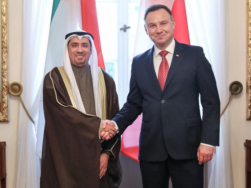 صورة أرشيفية لسفير الكويت في وارسو خالد الفضلي مصافحا الرئيس البولندي أندجي دودا