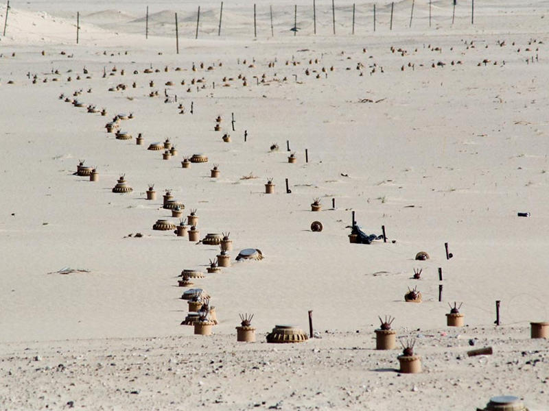 صورة تناقلتها وسائل التواصل الإجتماعي لظهور الالغام في صحراء الكويت