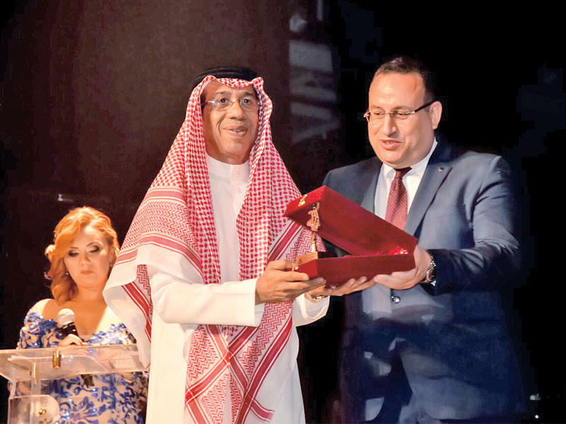 الملحن السعودي ناصر الصالح مكرماً في مهرجان الإسكندرية 