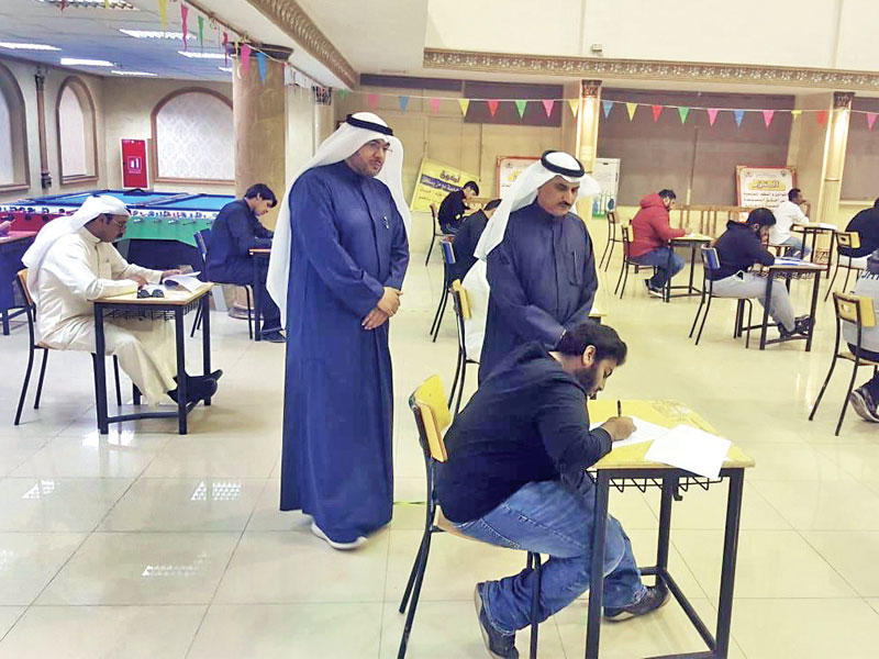 الحربي متفقداً الاختبارات أمس