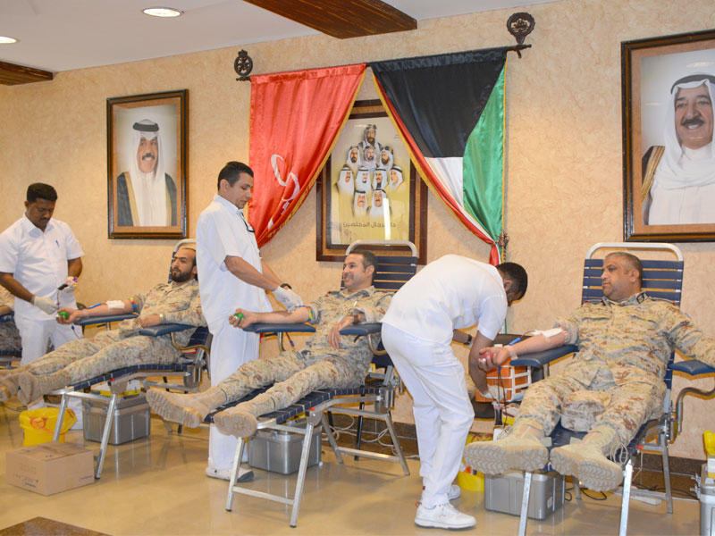 كبار الضباط خلال التبرع بالدم