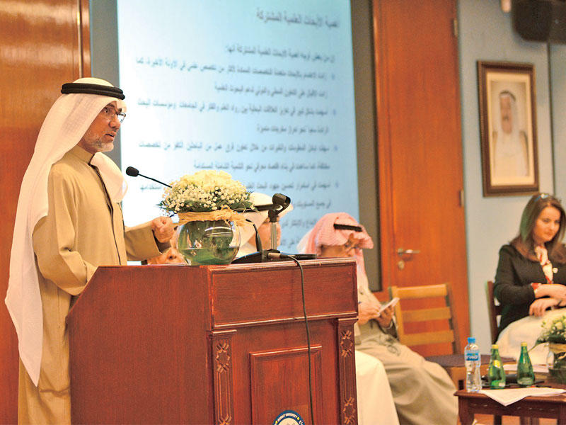 بو حمرا متحدثاً خلال الندوة