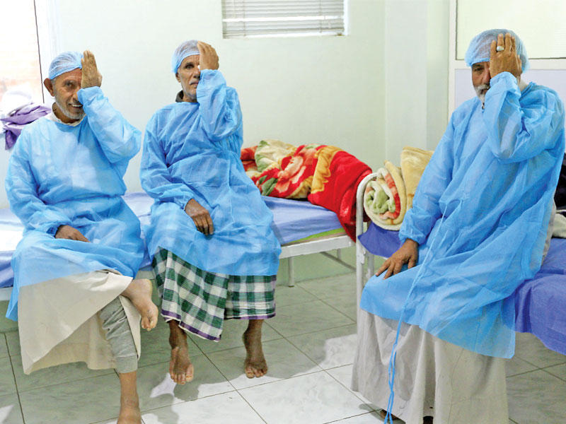 مرضى بعد إجراء عمليات جراحية لهم بالعين داخل مشفى في صنعاء أمس الأول (أ ف ب)