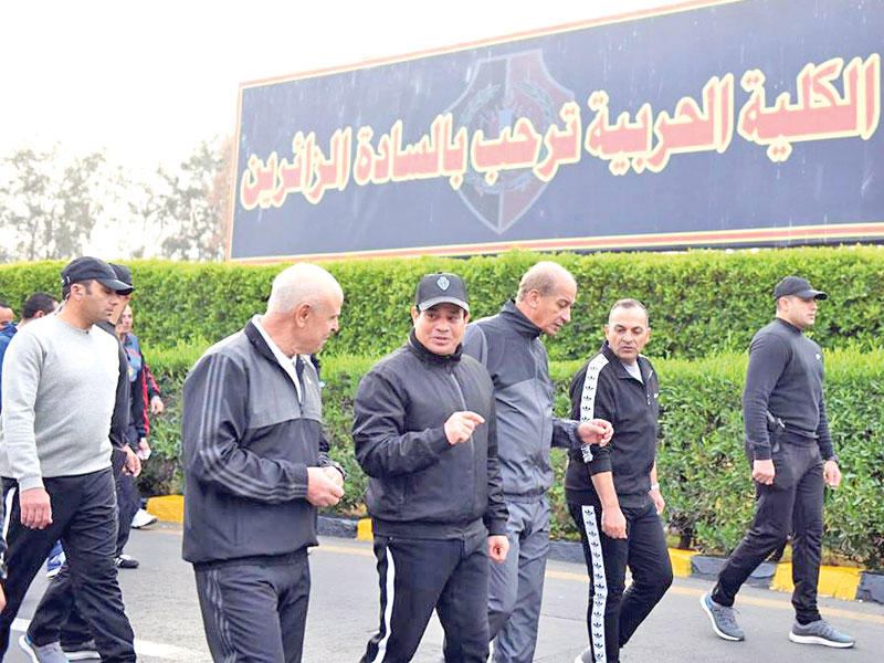 السيسي خلال تفقده للكلية الحربية شرق القاهرة أمس (رئاسة الجمهورية)