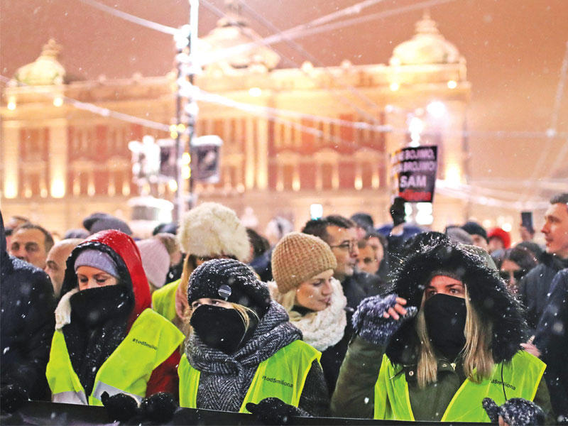 متظاهرات في ثلج بلغراد مساء أمس الأول (رويترز)