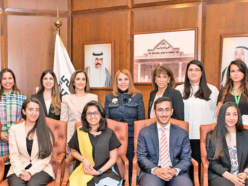 شيخة البحر وفاديا المرزوق وفتوح الدلالي في لقطة جماعية مع طلبة البرنامج