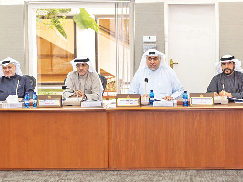 أعضاء اللجنة في اجتماعهم أمس