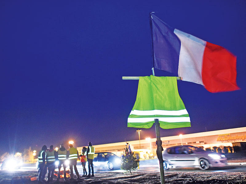 حاجز لـ«السترات الصفراء» في مدينة لو مان مساء أمس الأول (أ ف ب)