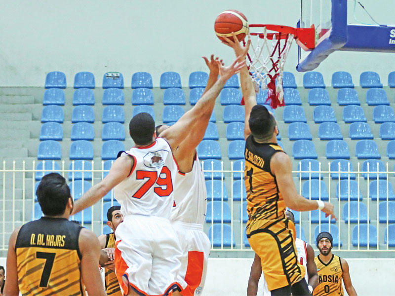 صراع تحت السلة في مباراة القادسية وكاظمة (تصوير جورج رجي)