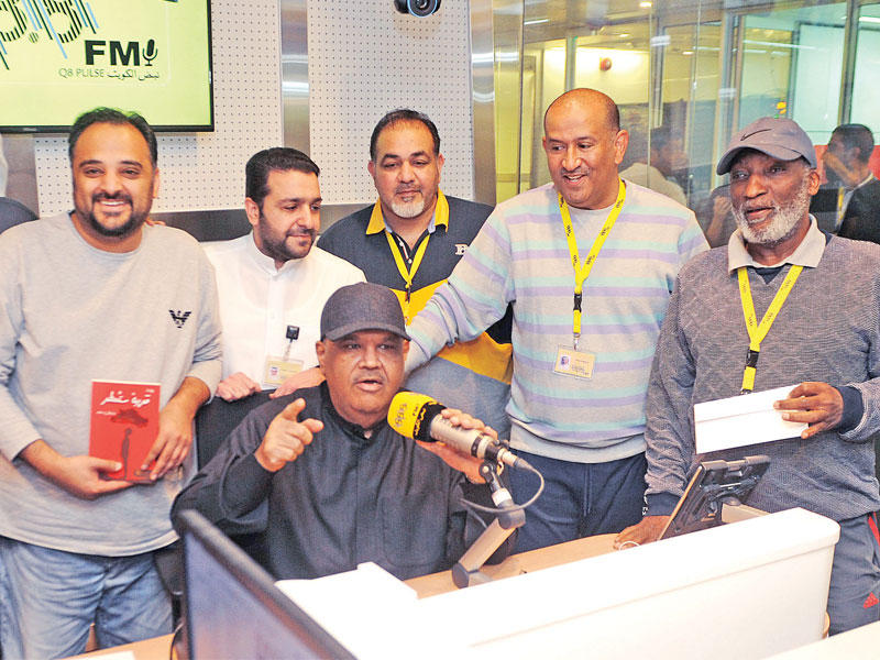 نبيل شعيل يتوسط أسرة «نبض الكويت»  