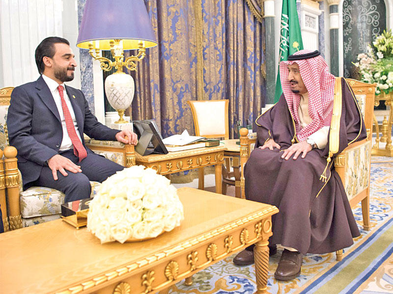 صرح رئيس مجلس النواب العراقي محمد الحلبوسي، بعد استقبال الملك سلمان له، أمس، بأن «السعودية كان لها دور كبير في دعم العراق في حربه ضد التنظيمات الإرهابية، خصوصا داعش»، مضيفاً أن «بغداد تجاوزت مرحلة صعبة بفضل دعم الرياض، التي أسهمت في طرد التنظيم من مناطق ومدن كثيرة». وفي الصورة العاهل السعودي مجتمعاً بالحلبوسي في قصر اليمامة بالرياض.n(واس)