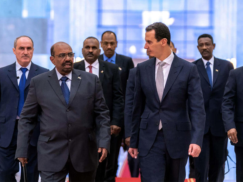 الأسد مستقبلاً البشير في دمشق أمس الأول (أ ف ب)n