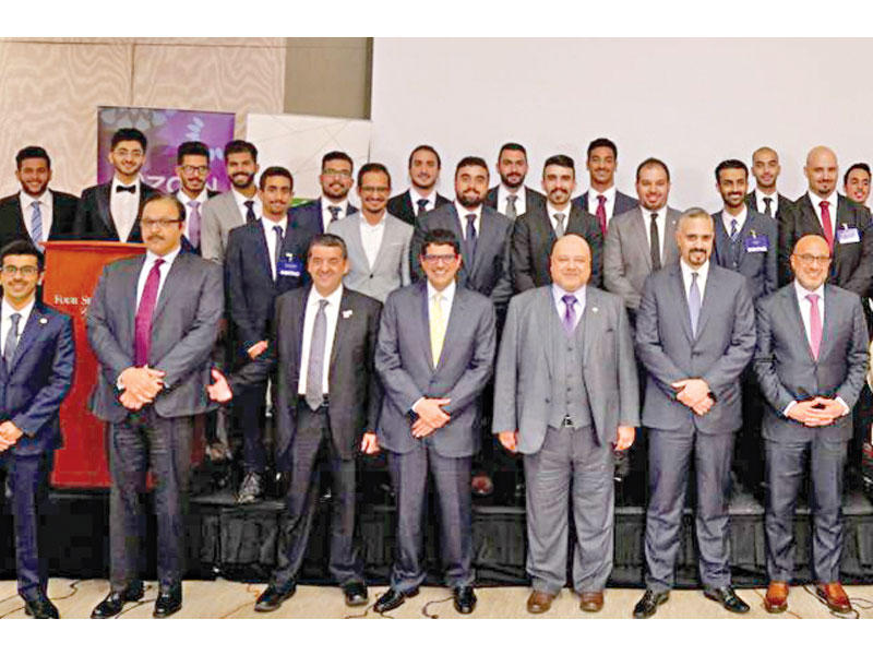 مازن الناهض وفريق «بيتك» مع أعضاء ملتقى التميز ومسؤولين من جهات حكومية وخاصة