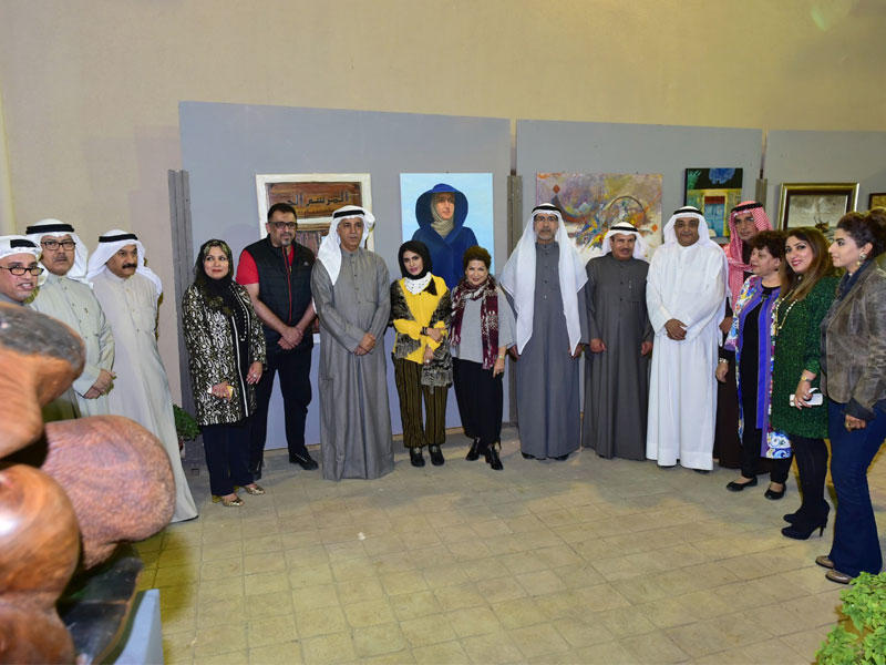 اليوحة مع مجموعة من الفنانين