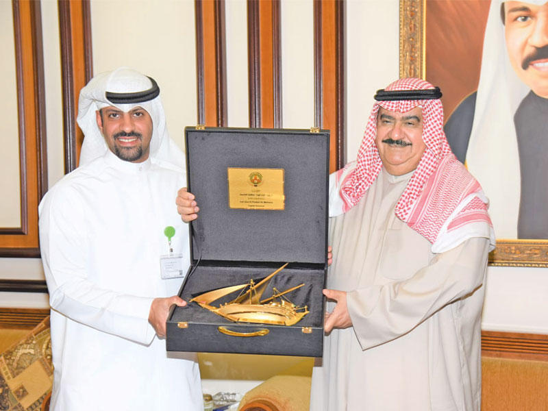 المهنا يتسلم درعاً من «التجاري»