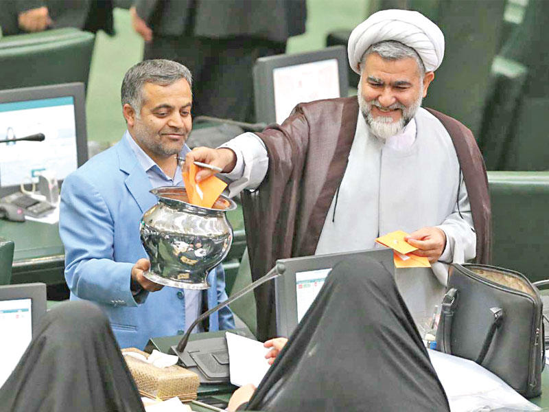 نواب إيرانيون خلال تصويت داخلي في مجلس الشورى بطهران أمس (ارنا)