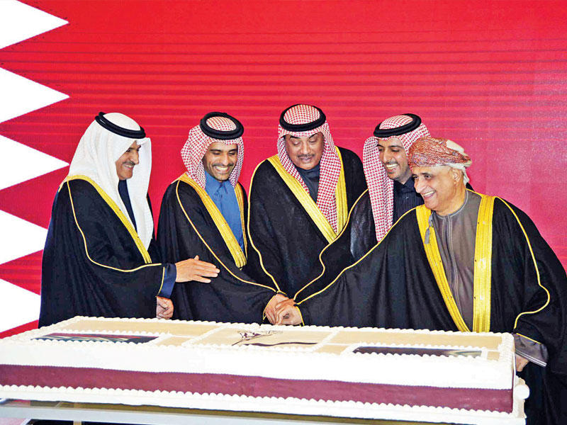 الخالد والسفير القطري ومسؤولو وزارة الخارجية يقطعون قالب الحلوى
